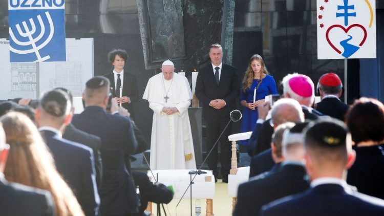 Slovacia. Papa Francisc la întâlnirea cu comunitatea ebraică, luni, 13 septembrie, în Piața Rybné námestie. din Bratislava