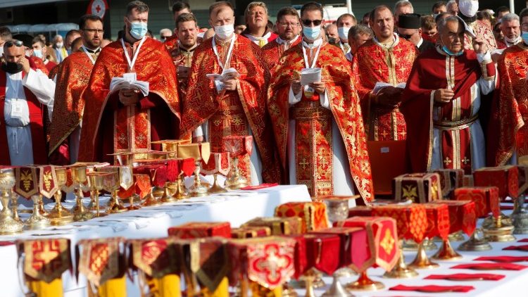 Membros do clero esperam pelo Papa Francisco que preside a Liturgia de São João Crisóstomo em Presov, Eslováquia, 14 de setembro de 2021. REUTERS / Remo Casilli