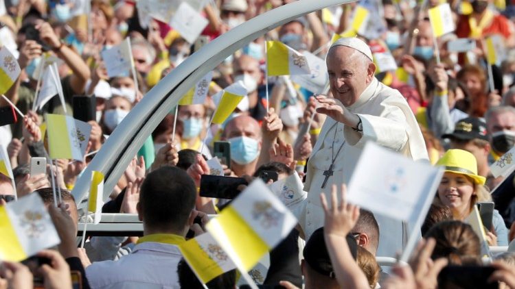 Papa Francisco passa entre os fiéis antes de presidir a Divina Liturgia de São João Crisóstomo em Presov, Eslováquia.