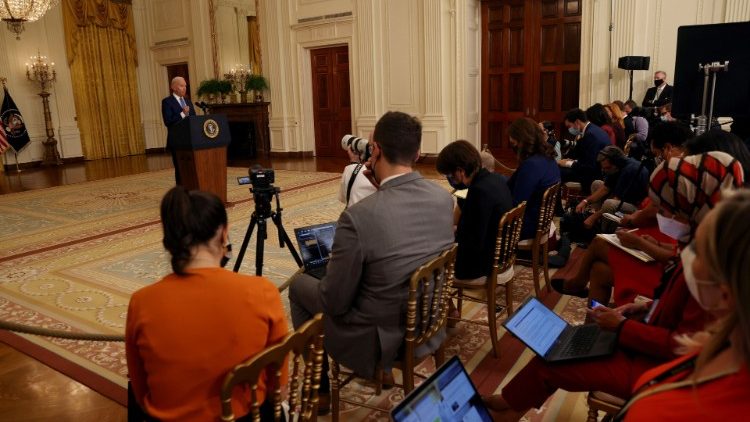 Il presidente statunitense Joe Biden interviene, nella East Room della Casa Bianca, a proposito del piano di investimenti per la classe media (Brendan Smialowski / Afp)