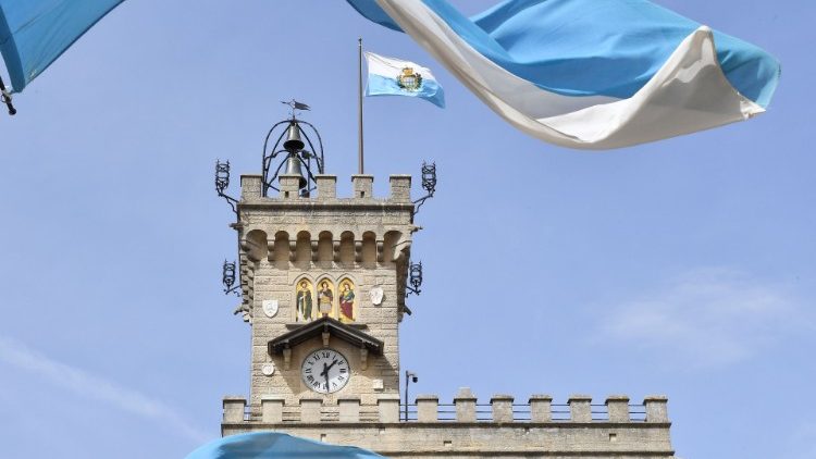 Знамето на Сан Марино пред кметството на града.