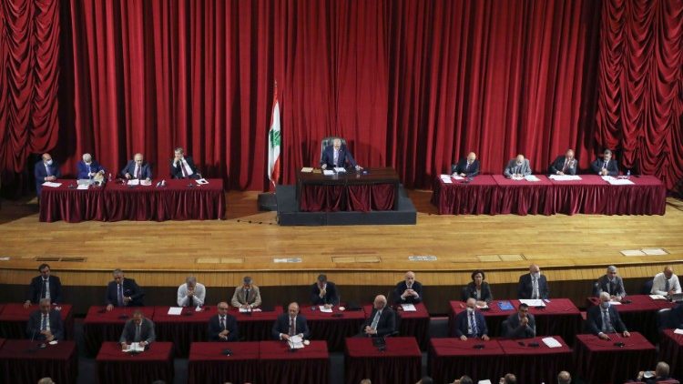 O Presidente do Parlamento Libanês Nabih Berri preside  uma sessão parlamentar em Beirute