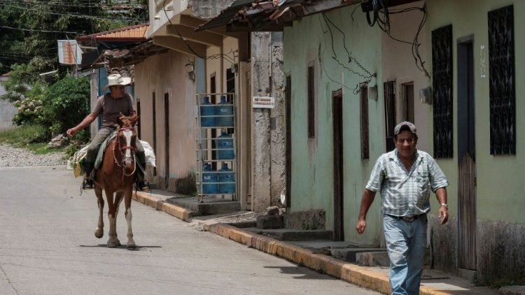 Honduras ist eines der ärmsten Länder des amerikanischen Kontinents. Nach Angaben der Wirtschaftskommission für Lateinamerika und die Karibik (ECLAC) leben etwa 40% der Bevölkerung in extremer Armut, vor allem in ländlichen Gebieten.