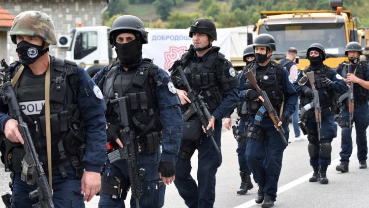 Forze speciali della polizia del Kosovo inviate per fronteggiare le manifestazioni della minoranza serba al confine
