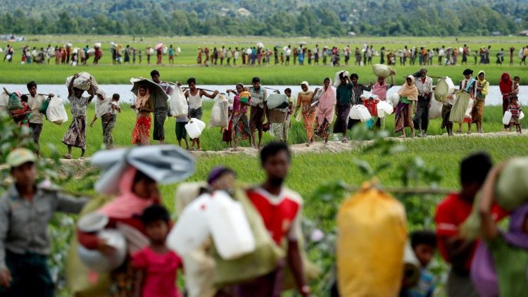 Refugiados Rohingya após receberem permissão do exército de Bangladesh para seguir para os campos de refugiados em Palang Khali, perto de Cox's Bazar