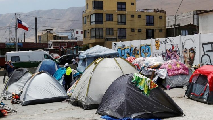 Venezolanische Flüchtlinge kampieren auf einem Platz in Iquique