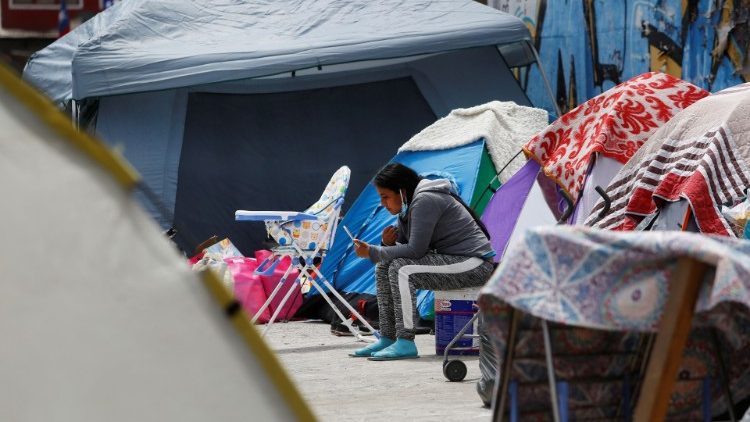 Migrantes venezolanos acampados en champas en la costa noroeste de Chile, en Iquique