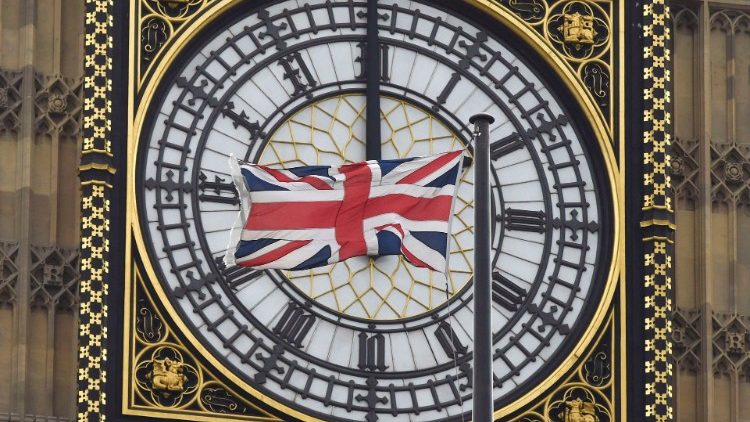 Eine britische Fahne weht vor dem Uhrturm „Big Ben" des „Westminster Palace", in dem beide Kammern des britischen Parlaments ihren Sitz haben