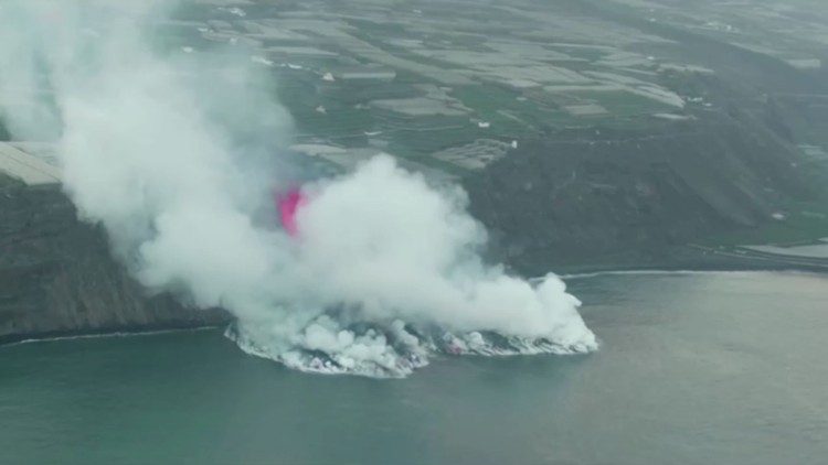 La lave du Cumbre Vieja se déverse dans l'océan, dégageant vapeurs et fumées toxiques.