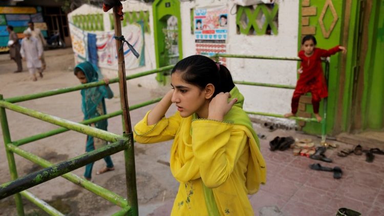 Mädchen in Pakistan beim Verlassen einer Moschee