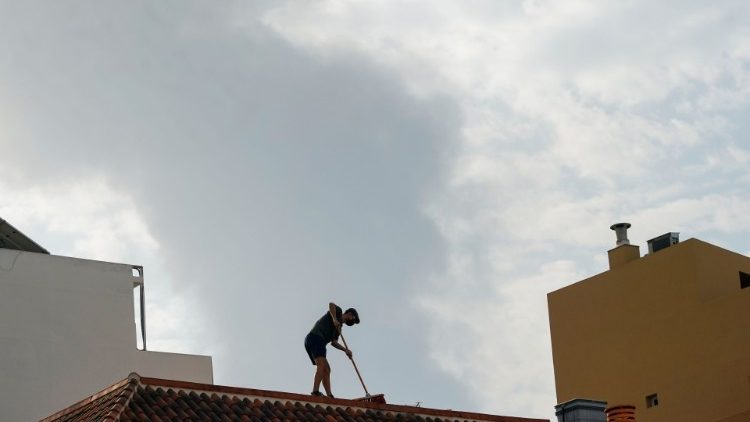 Una persona limpiando las cenizas del techo