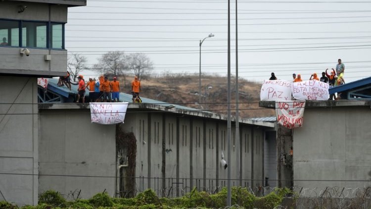 Internos de la cárcel Regional de Guayaquil sostienen pancartas en las que se lee "Paz, no a la violencia", después de que se registraran disturbios desde que se produjeran los peores motines del país hace unos días en la Penitenciaria del Litoral, en Guayaquil, Ecuador.