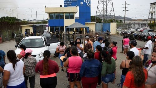 Папа молится о погибших в эквадорской тюрьме