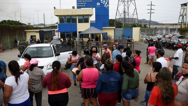 親族の安否を案じ刑務所前に集った人々　2021年9月30日　エクアドル・グアヤキル