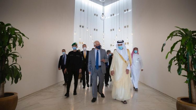 Le chef de la politique étrangère de l'UE, Josep Borrell, est reçu par le ministre d'État saoudien aux Affaires étrangères, Adel al-Jubeir, à Riyad, en Arabie saoudite, le 3 octobre 2021. 