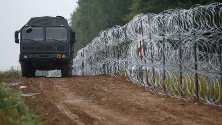 Un camion militaire polonais à la frontière avec le Bélarus, le 26 septembre 2021. 