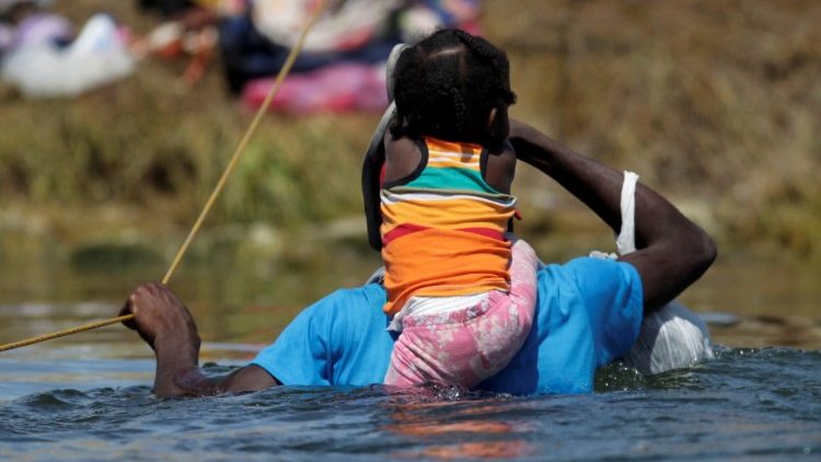 Migrantes que buscan refugio en Estados Unidos cruzan el río Grande, en Ciudad Acuña