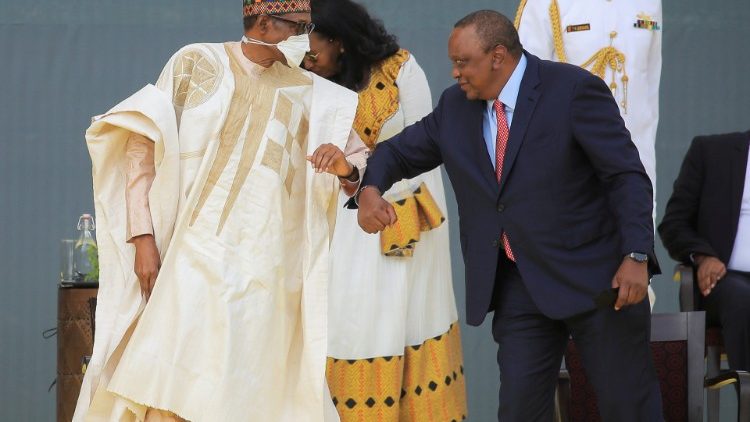 Steht in der Kritik: Nigerias Präsident Muhammadu Buhari (links)