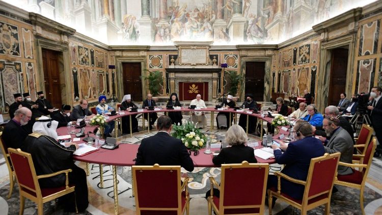 वाटिकन में  संत पापा के साथ विभिन्न धर्मों के नेता और प्रतिनिधि