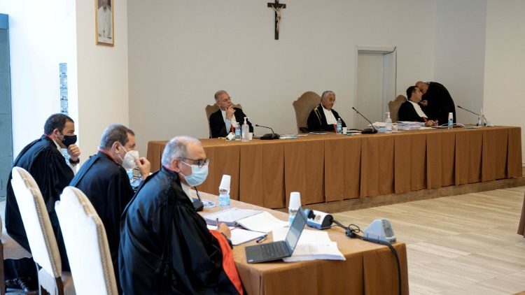 Fotografie ze soudní síně ve Vatikánských muzeích, kde probíhá soudní proces.