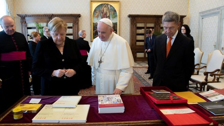 メルケル独首相を迎えた教皇フランシスコ　2021年10月7日　バチカン宮殿