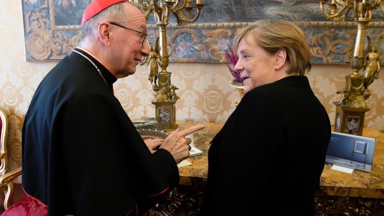 Kardinal Parolin - hier Anfang Oktober mit Bundeskanzlerin Merkel - vertritt den Vatikan in Glasgow