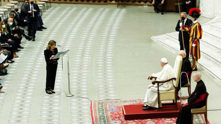 La présidente du Sénat italien, Maria Elisabetta Casellati, prononce un discours devant le Pape François lors de son audience aux parlementaires, le 9 octobre 2021.