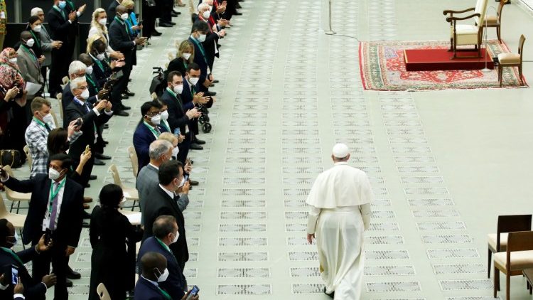 El Papa Francisco se reúne con parlamentarios que preparan la cumbre climática de la ONU COP26 de Glasgow, en el Vaticano.