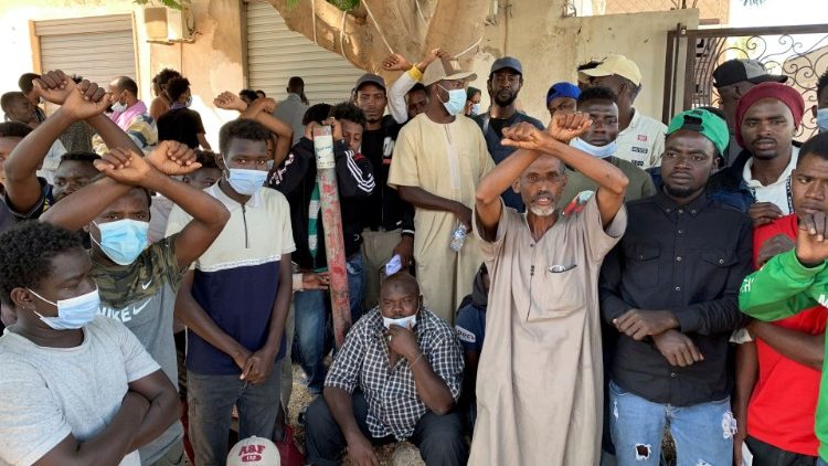 Migranti in attesa davanti all'Ufficio dell'UNHCR a Tripoli in Libia 