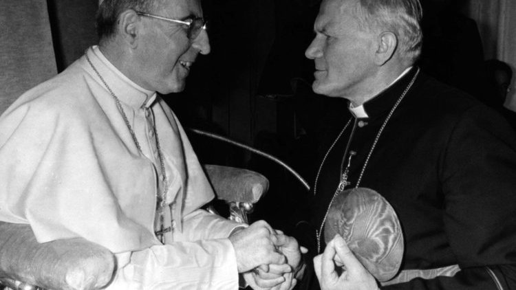 संत पापा जॉन पॉल प्रथम  कार्डिनल कारोल वोइति्ला  (संत पापा जॉन पॉल द्वितीय) से मिलते हुए