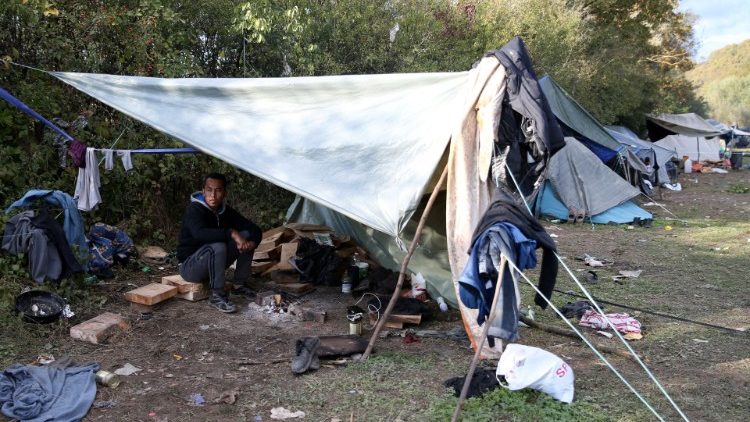 Afghanischer Flüchtling in einem Behelfs-Zelt in der Nähe von Velika Kladusa (Bosnien)