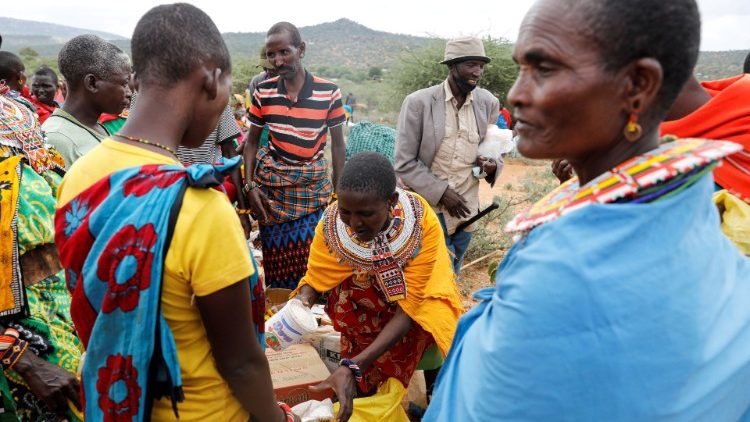 Ilustračná snímka z Kene: Ženy z kmeňa Samburu čakajú na potravinovú pomoc počas pretrvávajúceho sucha