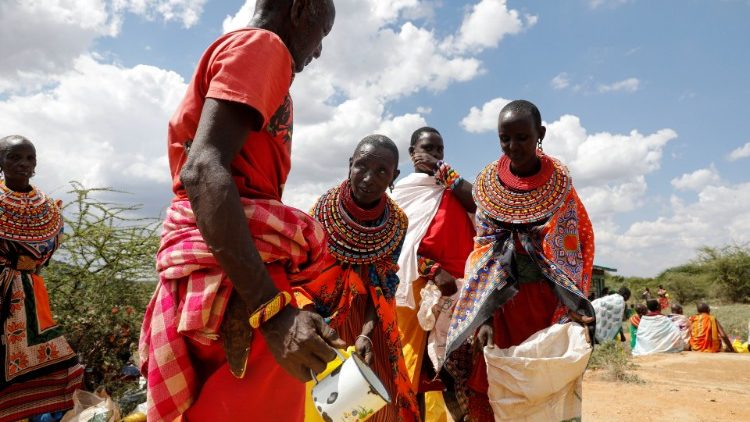 Kenia, Oldonyiro: Lokale Stammesangehörige hantieren mit Grundnahrungsmitteln