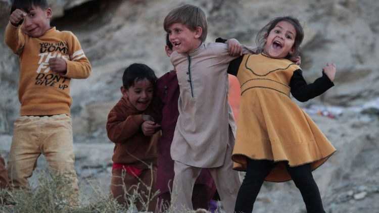 Spielende Kinder in Kabul