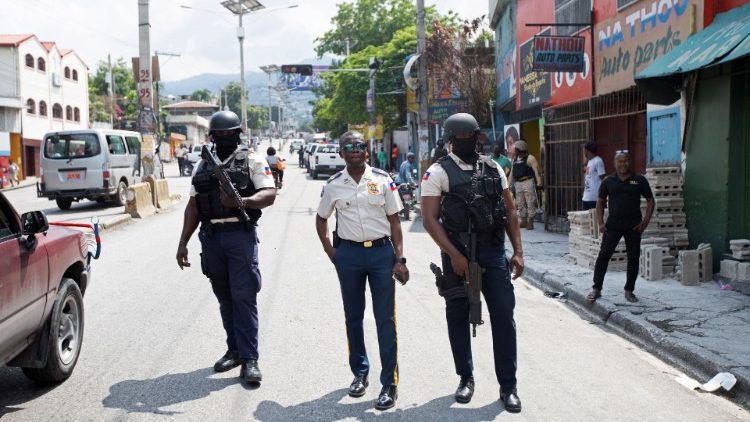 Polizisten auf Patrouille in Port-au-Prince