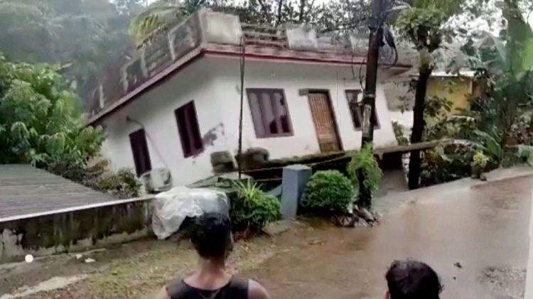 तेज बाढ़ में कोट्टायम का घर पानी में गिरते हुए