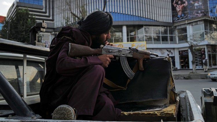 Un combattente talebano nella zona occidentale di Kabul (Reuters/Zohra Bensemra)