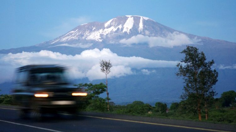 Mlima wa Kilimanjaro Tanzania ni mrefu zaidi kati ya milima ya Afrika.