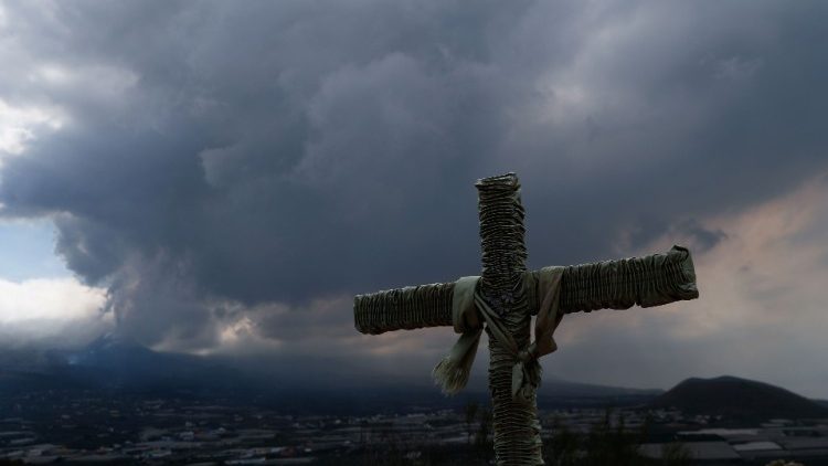 Ein Kreuz vor den Rauchwolken des Vulkans Cumbre Vieja, der weiter heiße Lava spuckt 