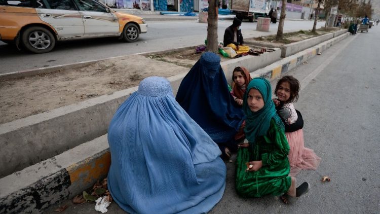 Afeganistão: mulheres e crianças