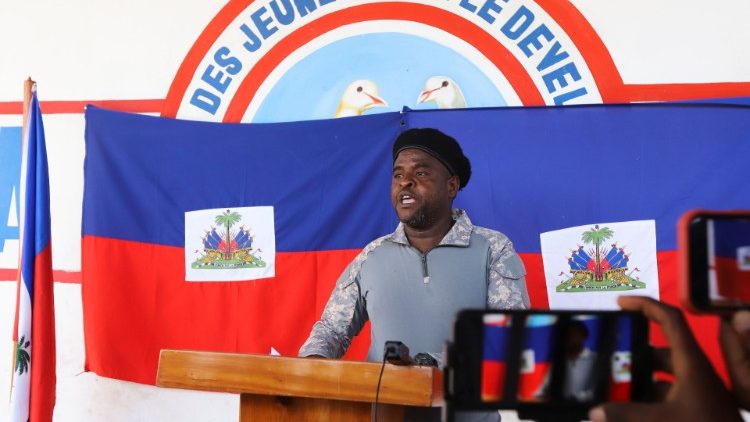 Jimmy "Barbecue" Cherizier, chef du regroupement de gangs "G9", s'adresse aux médias, à Port-au-Prince., le 26 octobre 2021. (Reuters/Ralph Tedy Erol)