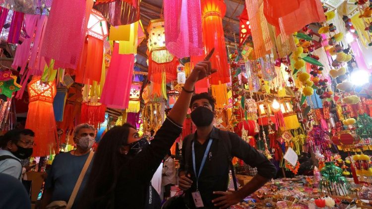 मुम्बई में दीपावली महोत्सव से पूर्व बाज़ार में रौनक, तस्वीरः 28.10.2021