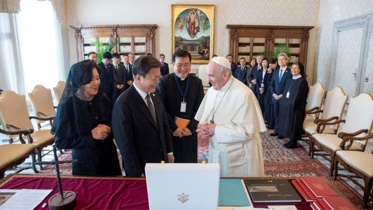 教皇フランシスコ、韓国の文大統領夫妻と　2021年10月29日　バチカン宮殿