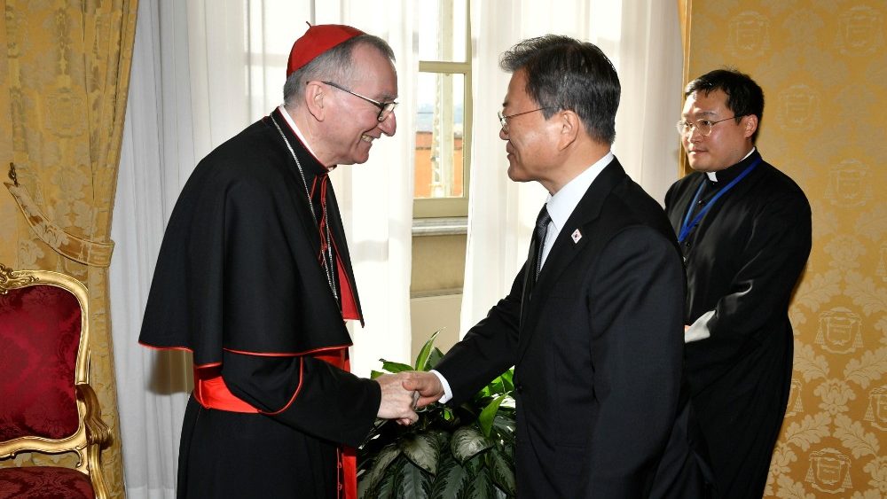 Juhokórejský prezident Mun Če-in s kardinálom Parolinom