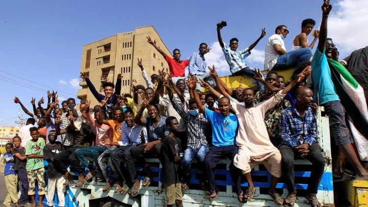Protestujący wykrzykują hasła, demonstrując przeciwko przejęciu władzy przez armię Sudanu, która obaliła cywilny rząd w Chartumie.