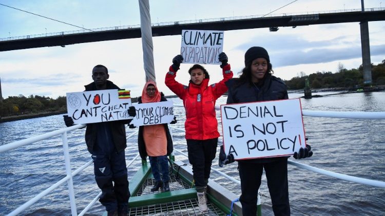 Giovani attivisti per il clima manifestano su una nave di Greenpeace a largo della Scozia