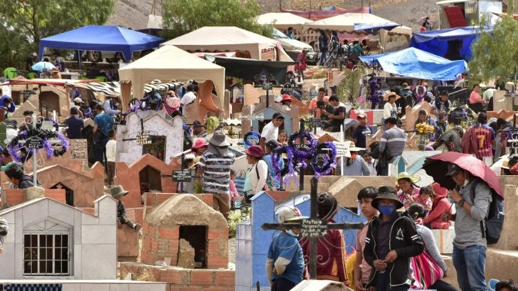 Popolazione boliviana nella giornata della commemorazione dei defunti 