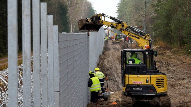 Lithuania installs a four-meter-high fence on border with Belarus