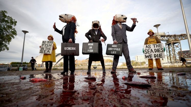 Activistas protestan contra las industrias pesqueras multinacionales en la Conferencia ONU sobre el Cambio Climático en 2021