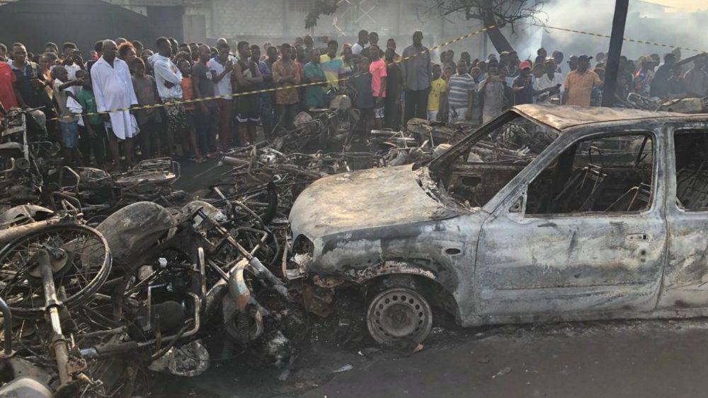 Pessoas observam carros e motocicletas queimados aps a explos?o de um tanque de combustvel em Freetown